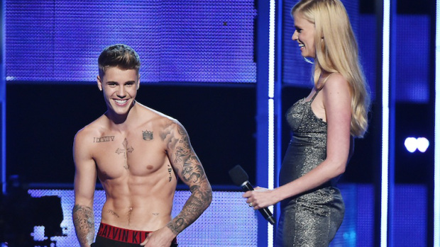 Bieber Strips Down at Fashion Rocks Show [WATCH]