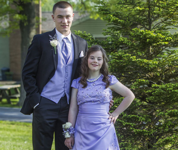 High School Quarter Back Fulfills 4th Grade Promise, Takes Girl With Down Syndrome To Prom