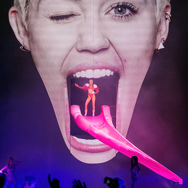 PHOTO: Is Miley Cyrus selling gold rolling papers as tour merch?