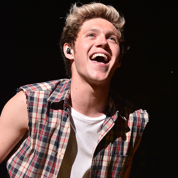 PHOTO: Niall Horan Tries On Miley Cyrus' Super-Tight Leggings