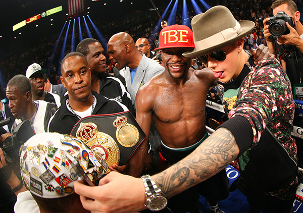 PHOTOS: Justin Bieber & Lil Wayne help Floyd Mayweather make entrance