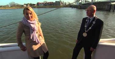 Reporter Falls Off a Boat in the Middle of an Interview [Video]