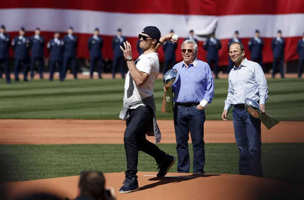 VIRAL RIGHT NOW: Tom Brady Throws Terriible First Pitch at Fenway Park
