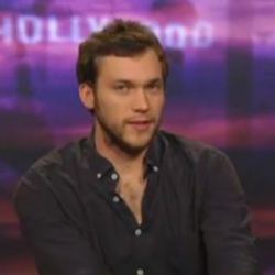 WATCH: Phillip Phillips responds to fan's prom-posal