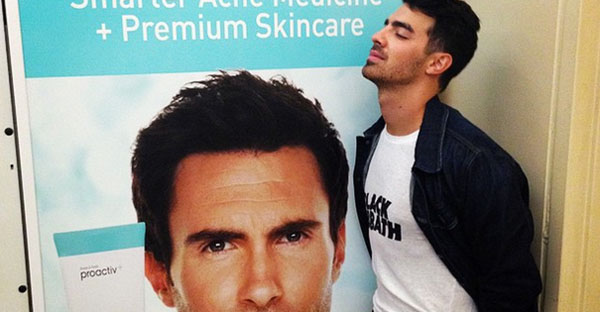 What Did Joe Jonas Do To Adam Levine??? [PIC]